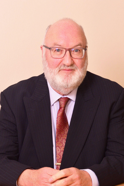 Dr Robert Ash 法务助理